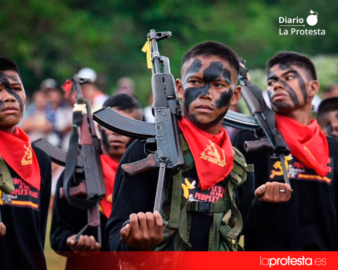 Combatientes del Nuevo Ejército del Pueblo (NPA) durante una formación en una zona rural de Filipinas | Foto: Edwin Espejo Combatientes del Nuevo Ejército del Pueblo (NPA) durante una formación en una zona rural de Filipinas | Foto: Edwin Espejo