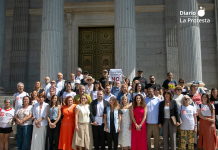 Medio centenar de diputados registra una proposición de ley para retirar a la tauromaquia su protección como patrimonio cultural Integrantes de la Comisión Promotora de la ILP "No Es Mi Cultura", junto a diputados firmantes de la iniciativa, durante la concentración celebrada ante el Congreso para reclamar la tramitación de la proposición de ley contra el blindaje legal de la tauromaquia | ILP No Es Mi Cultura