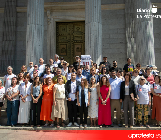 Medio centenar de diputados registra una proposición de ley para retirar a la tauromaquia su protección como patrimonio cultural Integrantes de la Comisión Promotora de la ILP "No Es Mi Cultura", junto a diputados firmantes de la iniciativa, durante la concentración celebrada ante el Congreso para reclamar la tramitación de la proposición de ley contra el blindaje legal de la tauromaquia | ILP No Es Mi Cultura