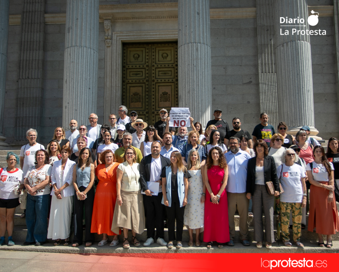 Integrantes de la Comisión Promotora de la ILP "No Es Mi Cultura", junto a diputados firmantes de la iniciativa, durante la concentración celebrada ante el Congreso para reclamar la tramitación de la proposición de ley contra el blindaje legal de la tauromaquia | ILP No Es Mi Cultura Integrantes de la Comisión Promotora de la ILP "No Es Mi Cultura", junto a diputados firmantes de la iniciativa, durante la concentración celebrada ante el Congreso para reclamar la tramitación de la proposición de ley contra el blindaje legal de la tauromaquia | ILP No Es Mi Cultura