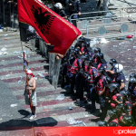 La movilización ciudadana se prolongó desde el Parlamento hasta la sede del Gobierno en una nueva jornada de tensión en la capital albanesa | @Tirana_Report en X