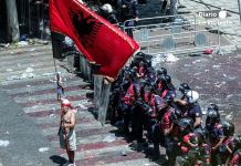 Albania vive su 54.º día de protestas contra el macroresort de Jared Kushner entre cargas policiales y exigencias de dimisión al Gobierno La movilización ciudadana se prolongó desde el Parlamento hasta la sede del Gobierno en una nueva jornada de tensión en la capital albanesa | @Tirana_Report en X