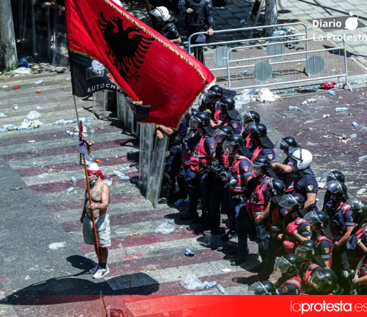 La movilización ciudadana se prolongó desde el Parlamento hasta la sede del Gobierno en una nueva jornada de tensión en la capital albanesa | @Tirana_Report en X