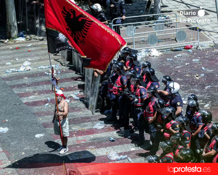 La movilización ciudadana se prolongó desde el Parlamento hasta la sede del Gobierno en una nueva jornada de tensión en la capital albanesa | @Tirana_Report en X