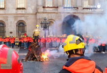 Imagen de archivo de una movilización de bomberos en la plaza de Sant Jaume (Barcelona), donde cientos de efectivos reclamaron mejoras laborales y más recursos para el cuerpo.