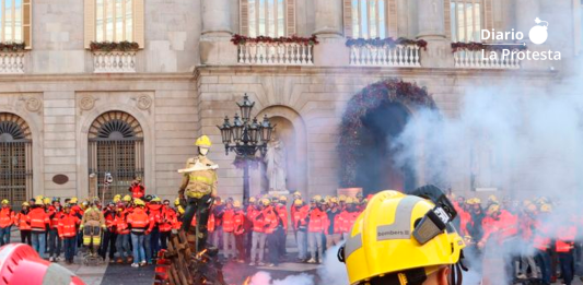 Imagen de archivo de una movilización de bomberos en la plaza de Sant Jaume (Barcelona), donde cientos de efectivos reclamaron mejoras laborales y más recursos para el cuerpo.