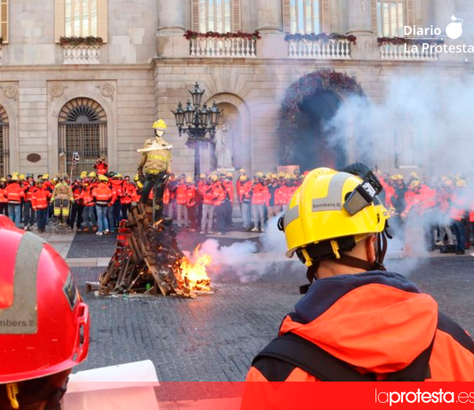 Imagen de archivo de una movilización de bomberos en la plaza de Sant Jaume (Barcelona), donde cientos de efectivos reclamaron mejoras laborales y más recursos para el cuerpo.