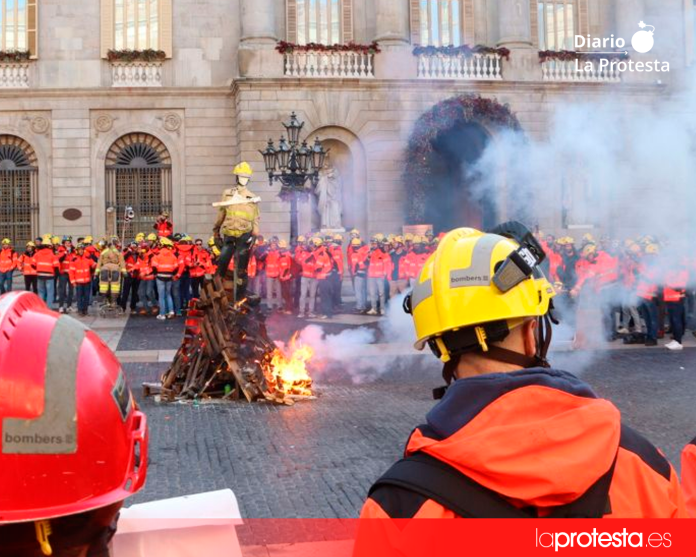 Imagen de archivo de una movilización de bomberos en la plaza de Sant Jaume (Barcelona), donde cientos de efectivos reclamaron mejoras laborales y más recursos para el cuerpo.