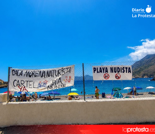 La playa de Cala Morena acogió este sábado una nueva convocatoria de la asociación en defensa del naturismo y del libre acceso al litoral público | La Protesta Diario