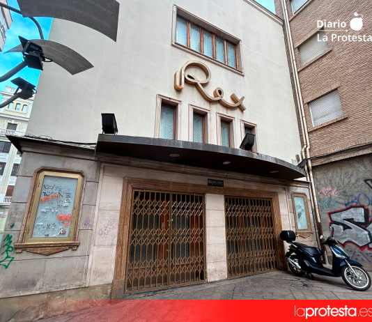 Fachada del Cine Rex de Murcia, símbolo del patrimonio cultural de la ciudad y eje de una batalla judicial para preservar su uso histórico | Dominic D. Skerrett