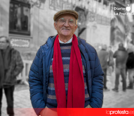 Pedro Costa Morata, a la salida del Pleno municipal de diciembre de 2025 en el que se abordó la propuesta para retirarle el título de Hijo Predilecto de Águilas. El punto quedó finalmente sobre la mesa y su votación fue aplazada | Foto.- Dominic D. Skerrett