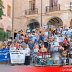 Integrantes de Dénia Animal Save durante la protesta celebrada este domingo frente al Ayuntamiento de Dénia | Animal Save