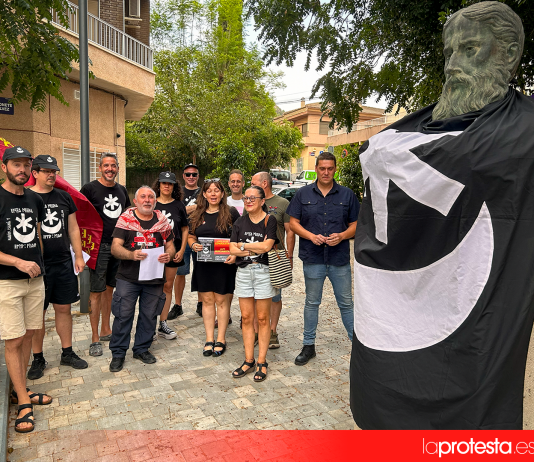 Torreagüera volvió la mirada hacia uno de sus hijos más universales. Frente al busto de Antonete Gálvez, el homenaje recordó el legado de la Revolución Cantonal y de quienes lucharon por una República Federal construida desde el pueblo | Foto.- Dominic D. Skerrett