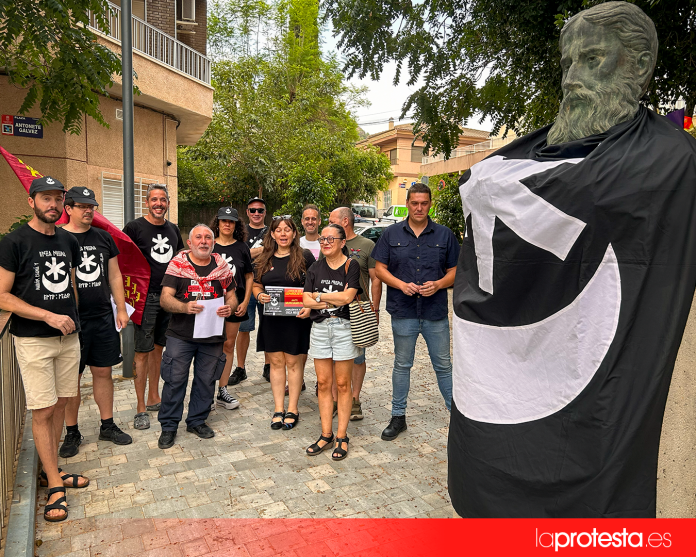 Torreagüera volvió la mirada hacia uno de sus hijos más universales. Frente al busto de Antonete Gálvez, el homenaje recordó el legado de la Revolución Cantonal y de quienes lucharon por una República Federal construida desde el pueblo | Foto.- Dominic D. Skerrett
