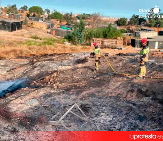 Imagen de archivo: incendio registrado en septiembre de 2025 en el asentamiento de Palos de la Frontera (Huelva). / Consorcio Provincial de Bomberos de Huelva.