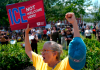Manifestantes se concentran en un parque cercano al lugar donde se produjo un tiroteo en el que estuvieron implicados agentes del Servicio de Inmigración y Control de Aduanas de Estados Unidos (ICE), el lunes 13 de julio de 2026, en Biddeford, Maine. (Foto: AP/Robert F. Bukaty).