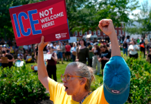 Agentes del ICE matan a tiros a un joven colombiano durante una operación migratoria en Maine Manifestantes se concentran en un parque cercano al lugar donde se produjo un tiroteo en el que estuvieron implicados agentes del Servicio de Inmigración y Control de Aduanas de Estados Unidos (ICE), el lunes 13 de julio de 2026, en Biddeford, Maine. (Foto: AP/Robert F. Bukaty).