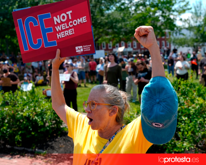 Manifestantes se concentran en un parque cercano al lugar donde se produjo un tiroteo en el que estuvieron implicados agentes del Servicio de Inmigración y Control de Aduanas de Estados Unidos (ICE), el lunes 13 de julio de 2026, en Biddeford, Maine. (Foto: AP/Robert F. Bukaty). Manifestantes se concentran en un parque cercano al lugar donde se produjo un tiroteo en el que estuvieron implicados agentes del Servicio de Inmigración y Control de Aduanas de Estados Unidos (ICE), el lunes 13 de julio de 2026, en Biddeford, Maine. (Foto: AP/Robert F. Bukaty).
