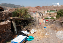 Basura, hogueras, botellones, vandalismo, dejadez y personas excluidas malviviendo en sus rincones conforman el paisaje habitual de los parques y jardines de los barrios de Lorca Residuos, mobiliario deteriorado y zonas verdes descuidadas, entre los problemas detectados por IU en varios parques de la ciudad | IU Lorca