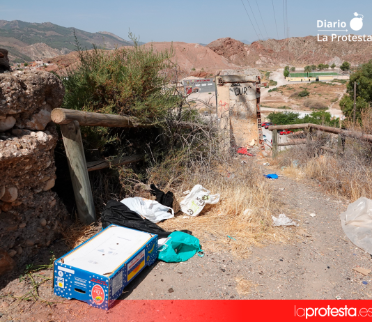 Basura, hogueras, botellones, vandalismo, dejadez y personas excluidas malviviendo en sus rincones conforman el paisaje habitual de los parques y jardines de los barrios de Lorca Residuos, mobiliario deteriorado y zonas verdes descuidadas, entre los problemas detectados por IU en varios parques de la ciudad | IU Lorca