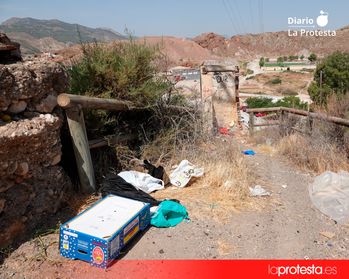 Residuos, mobiliario deteriorado y zonas verdes descuidadas, entre los problemas detectados por IU en varios parques de la ciudad | IU Lorca Residuos, mobiliario deteriorado y zonas verdes descuidadas, entre los problemas detectados por IU en varios parques de la ciudad | IU Lorca