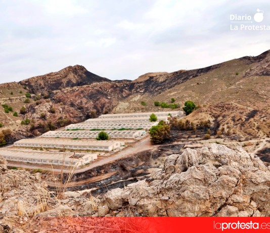 IU lleva el incendio de La Comarca al Pleno y reclama la recuperación de este entorno degradado en Lorca Imagen del Cabezo Mariquita y de las instalaciones del macrocebadero situadas en el entorno del incendio declarado el pasado 10 de julio | IU