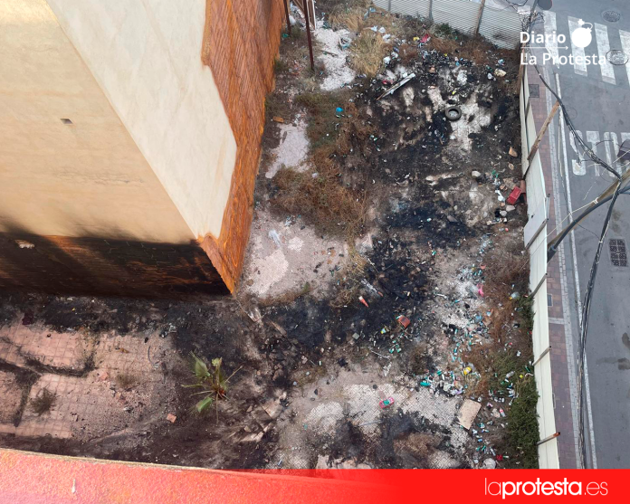 El incendio en un solar de la Avenida de Portugal reabre las críticas vecinales por el deterioro de la zona y la falta de actuaciones del Gobierno municipal del PP y Vox | Foto.- IU