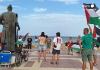 Activistas desplegaron banderas palestinas y recordaron a las víctimas civiles de Gaza durante el acto celebrado en la Plaza del Espejo | Foto.- Mar Menor Con Palestina