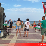 Los Alcázares recuerda a la familia Baker en una concentración contra el genocidio en Gaza Activistas desplegaron banderas palestinas y recordaron a las víctimas civiles de Gaza durante el acto celebrado en la Plaza del Espejo | Foto.- Mar Menor Con Palestina