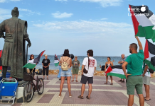Los Alcázares recuerda a la familia Baker en una concentración contra el genocidio en Gaza Activistas desplegaron banderas palestinas y recordaron a las víctimas civiles de Gaza durante el acto celebrado en la Plaza del Espejo | Foto.- Mar Menor Con Palestina