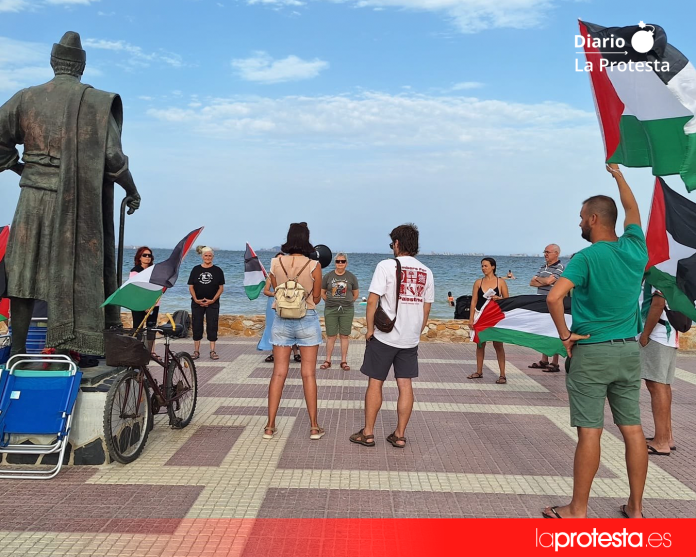 Activistas desplegaron banderas palestinas y recordaron a las víctimas civiles de Gaza durante el acto celebrado en la Plaza del Espejo | Foto.- Mar Menor Con Palestina