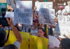 Cientos de opositores se rebelan en Murcia contra un sistema de acceso docente que califican de «tómbola» Opositores frente a la Consejería de Educación.