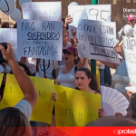 Opositores frente a la Consejería de Educación.