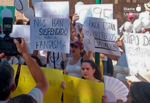 Opositores frente a la Consejería de Educación.