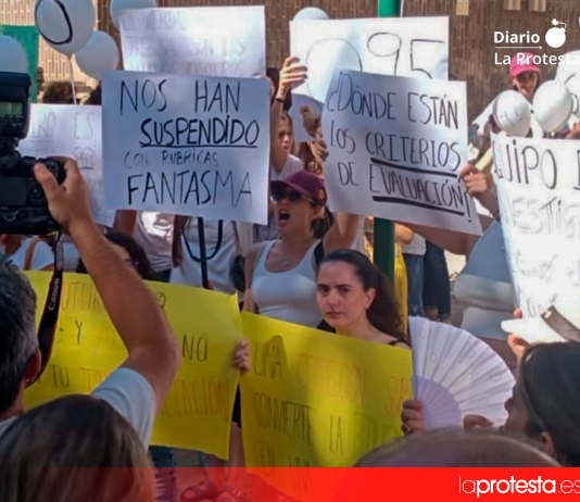 Opositores frente a la Consejería de Educación.