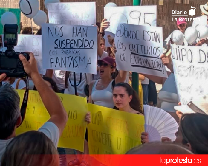 Opositores frente a la Consejería de Educación. Opositores frente a la Consejería de Educación.