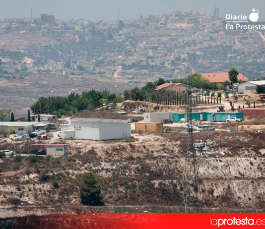 Colonos israelíes incendian viviendas en Sarra tras el ataque contra la aldea palestina de Till Vista del asentamiento israelí de Havat Gilad tras el tiroteo mortal, según autoridades sanitarias israelíes y palestinas, cerca de Nablús, en la Cisjordania ocupada por Israel, 24 de julio de 2026. Foto: REUTERS/Mohammed Torokman.