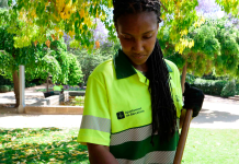 Una trabajadora de Parques y Jardines de Barcelona durante una jornada de mantenimiento al aire libre, una labor especialmente expuesta a las altas temperaturas que CGT denuncia como un riesgo para la salud de la plantilla | L´Ajuntament Barcelona