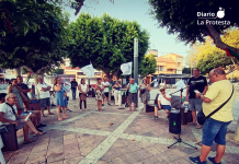 Vecinos y vecinas de Archena durante la concentración mensual en solidaridad con el pueblo palestino celebrada en la Plaza Primero de Mayo | Foto.- IU