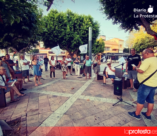 Archena mantiene viva la denuncia del genocidio en Palestina en la concentración mensual más constante de la Región de Murcia Vecinos y vecinas de Archena durante la concentración mensual en solidaridad con el pueblo palestino celebrada en la Plaza Primero de Mayo | Foto.- IU