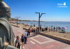 El Abrazo al Agua volverá a unir este sábado a decenas de ecosistemas en defensa del Mar Menor y de todas las aguas Abrazo simbólico junto al Monumento al Huertano, en la Plaza del Espejo de Los Alcázares, para llamar a la participación en el Abrazo al Agua de este sábado en defensa del Mar Menor | Foto.- Dominic D. Skerrett