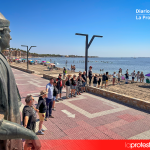 Abrazo simbólico junto al Monumento al Huertano, en la Plaza del Espejo de Los Alcázares, para llamar a la participación en el Abrazo al Agua de este sábado en defensa del Mar Menor | Foto.- Dominic D. Skerrett