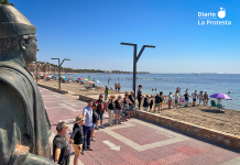 Abrazo simbólico junto al Monumento al Huertano, en la Plaza del Espejo de Los Alcázares, para llamar a la participación en el Abrazo al Agua de este sábado en defensa del Mar Menor | Foto.- Dominic D. Skerrett