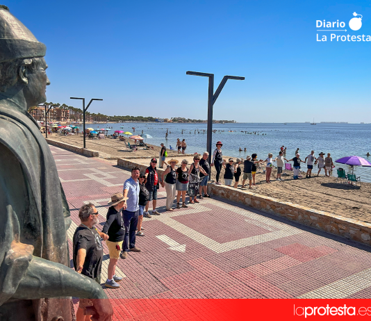El Abrazo al Agua volverá a unir este sábado a decenas de ecosistemas en defensa del Mar Menor y de todas las aguas Abrazo simbólico junto al Monumento al Huertano, en la Plaza del Espejo de Los Alcázares, para llamar a la participación en el Abrazo al Agua de este sábado en defensa del Mar Menor | Foto.- Dominic D. Skerrett