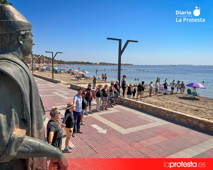 Abrazo simbólico junto al Monumento al Huertano, en la Plaza del Espejo de Los Alcázares, para llamar a la participación en el Abrazo al Agua de este sábado en defensa del Mar Menor | Foto.- Dominic D. Skerrett