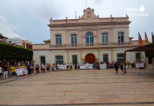 Animalistas vuelven a concentrarse en Alfafar para exigir la prohibición de los actos taurinos Los participantes desplegaron pancartas frente al consistorio para denunciar el uso de animales en los festejos populares y reclamar un cambio en las políticas municipales | Foto.- Plataforma Defensa Animal