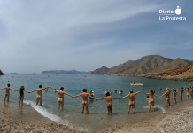 Imagen de archivo de un abrazo al agua en la playa de Cala Morena