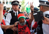 La policía británica detiene a 77 personas por apoyar a Palestine Action ante un tribunal de Londres Agentes de la Policía Metropolitana detienen a un activista durante la concentración convocada por Defend Our Juries frente al Tribunal de Magistrados de Westminster, en Londres, en apoyo a Palestine Action | Foto.- Defend Our Juries