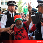 La policía británica detiene a 77 personas por apoyar a Palestine Action ante un tribunal de Londres Agentes de la Policía Metropolitana detienen a un activista durante la concentración convocada por Defend Our Juries frente al Tribunal de Magistrados de Westminster, en Londres, en apoyo a Palestine Action | Foto.- Defend Our Juries