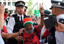 La policía británica detiene a 77 personas por apoyar a Palestine Action ante un tribunal de Londres Agentes de la Policía Metropolitana detienen a un activista durante la concentración convocada por Defend Our Juries frente al Tribunal de Magistrados de Westminster, en Londres, en apoyo a Palestine Action | Foto.- Defend Our Juries